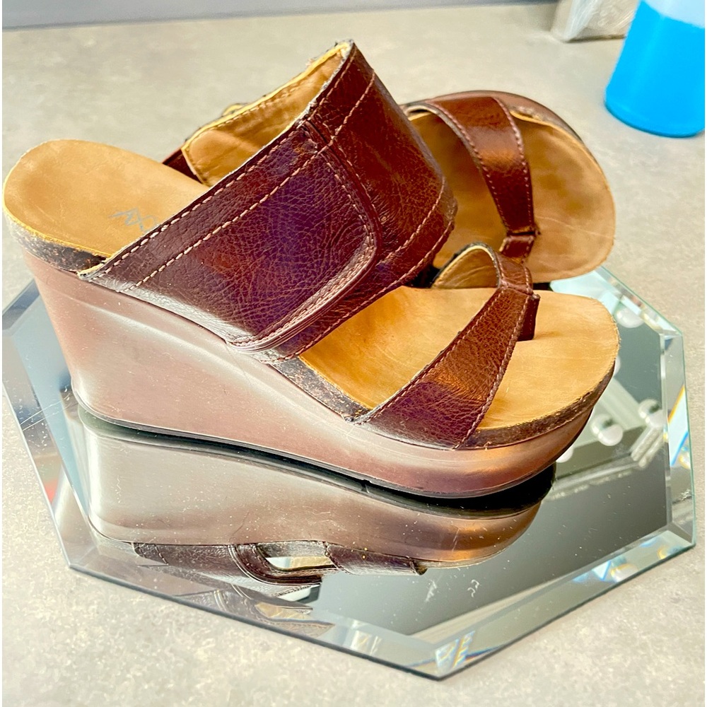 Sandals, brown